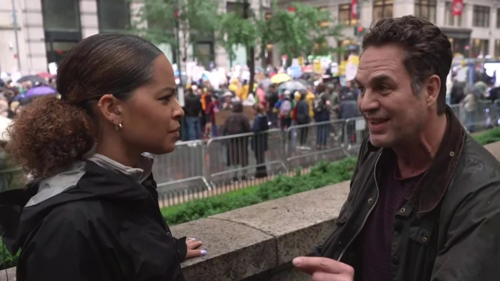 "Mark Ruffalo: artista segura cartaz defendendo direitos dos imigrantes"
