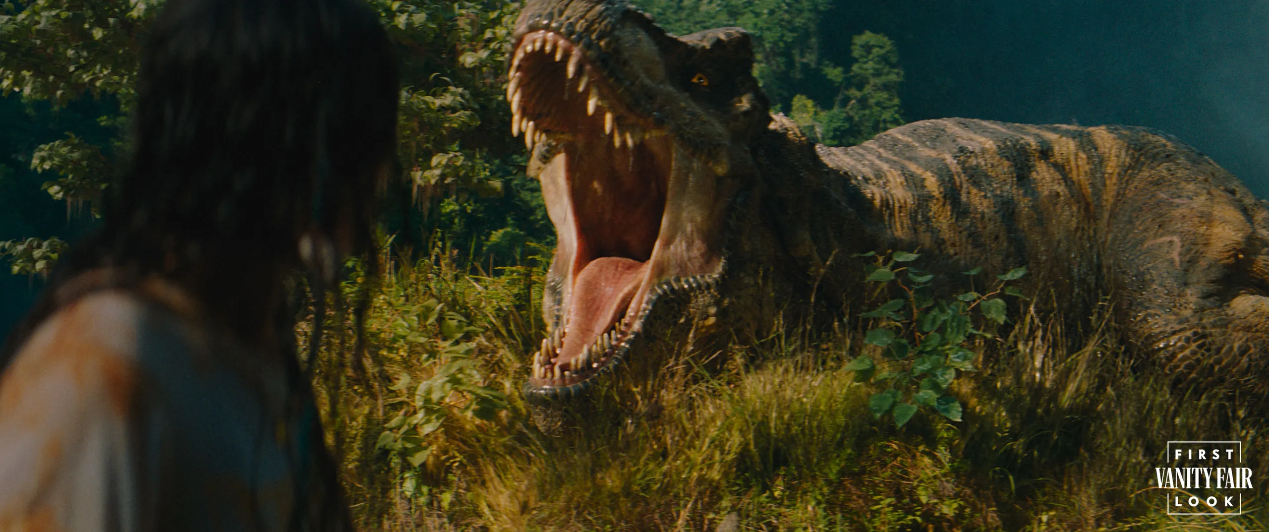 "T-Rex ataca: dinossauros em seu novo habitat tropical no filme Jurassic World"
