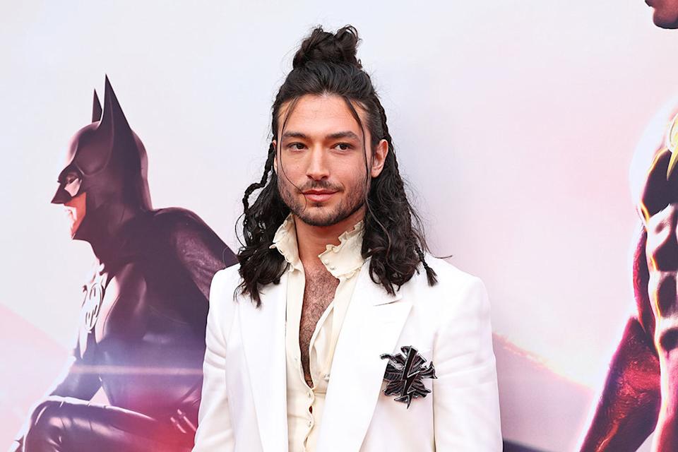 "Ezra Miller: ator no tapete vermelho do Festival de Cannes 2025 com smoking burgundy e boina"

