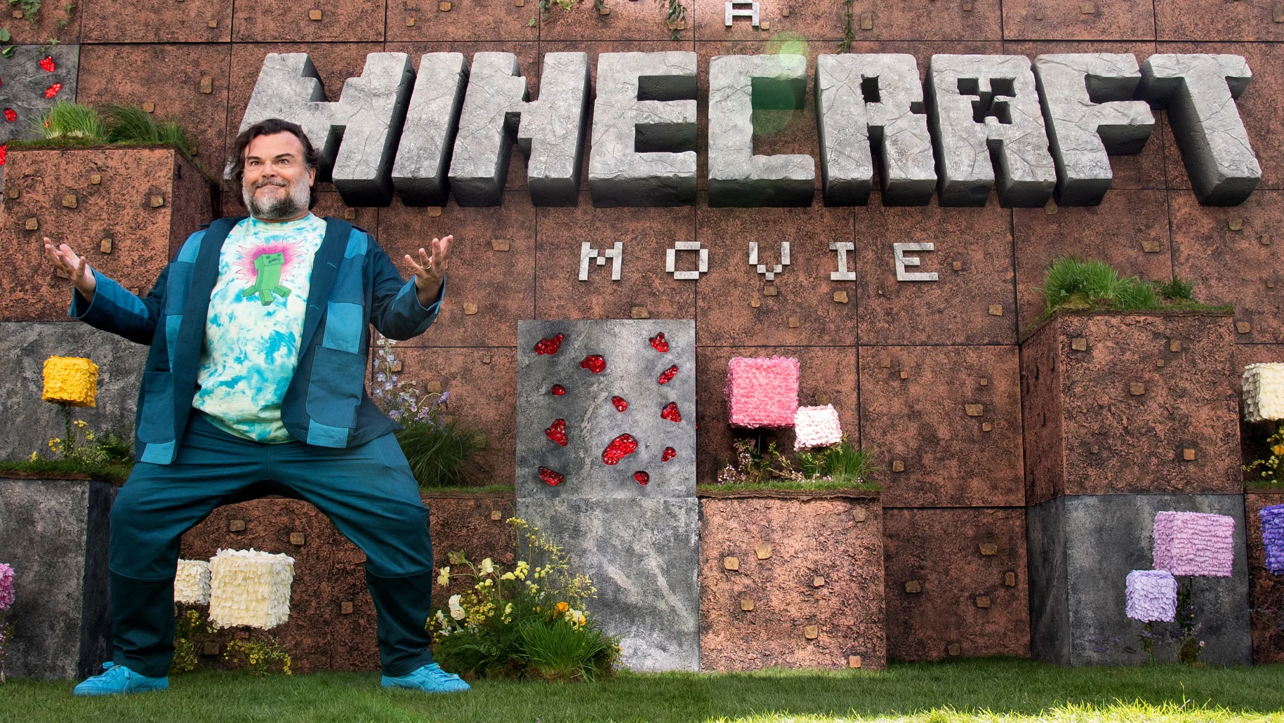 "Sucessos de bilheteria: Jack Black como Steve em cena de ação de A Minecraft Movie em mundo blocado"

