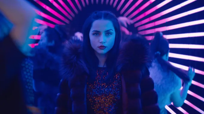"Bailarina: Ana de Armas como Eve Macarro em sequência de ação explosiva"
