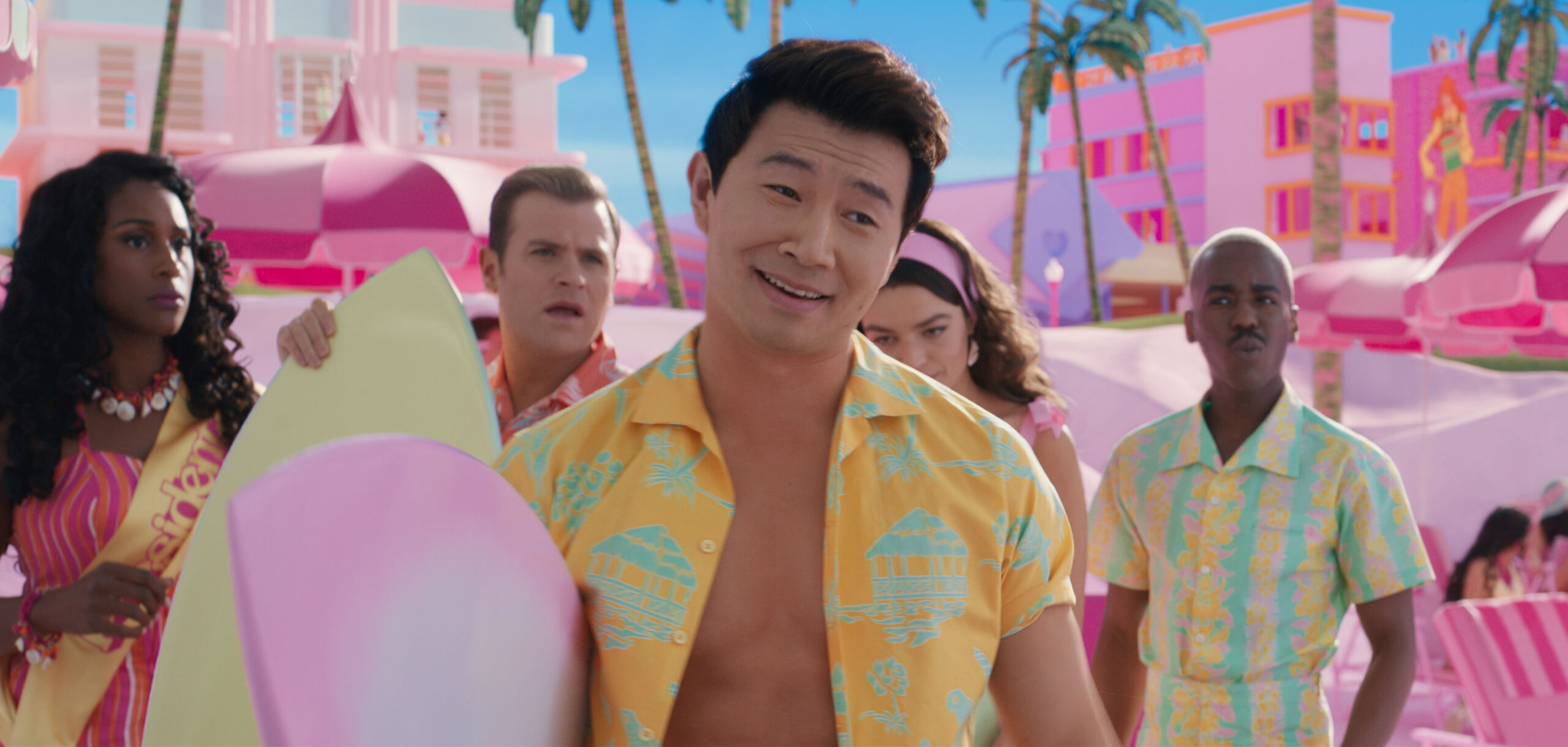 Ken, personagem do filme 'Barbie', rindo para a câmera com uma prancha de surf - Censura Barbie Oriente Médio