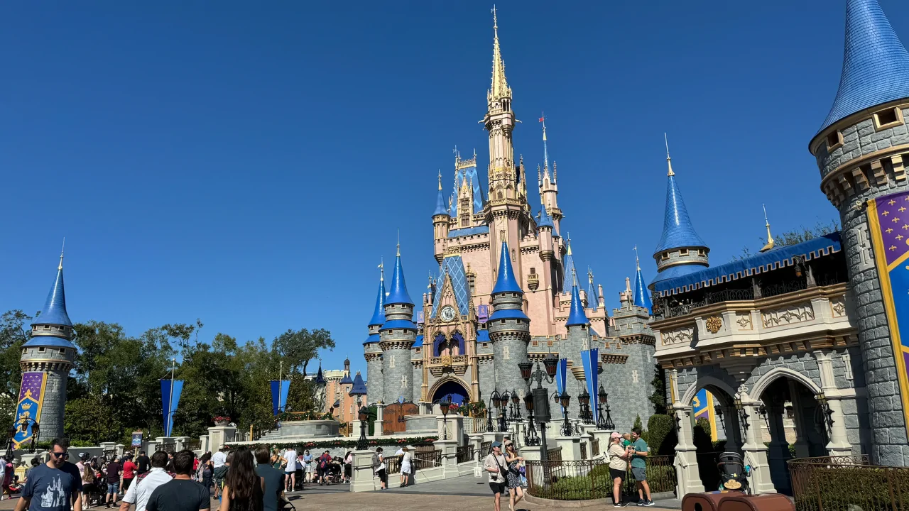 "Demissões na Disney: Bob Iger apresenta estratégia de reestruturação para executivos"
