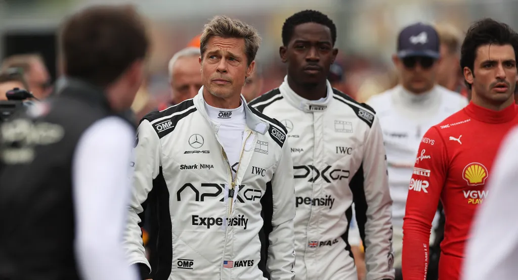 "Cenas do filme F1 Brad Pitt capturadas durante um Grande Prêmio real, demonstrando o realismo das filmagens"
