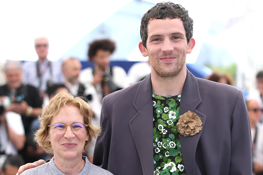 "Kelly Reichardt: diretora americana falando sobre política durante coletiva em Cannes"

