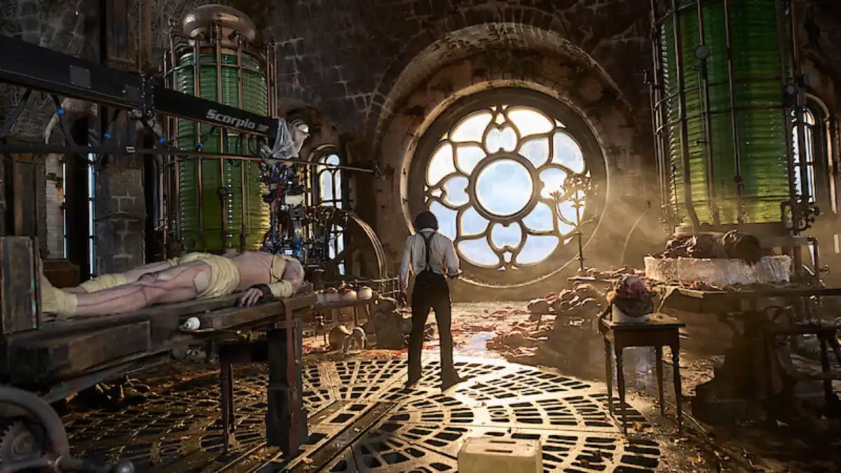"Frankenstein: Oscar Isaac como Dr. Victor Frankenstein em laboratório sombrio da adaptação de Guillermo del Toro"

