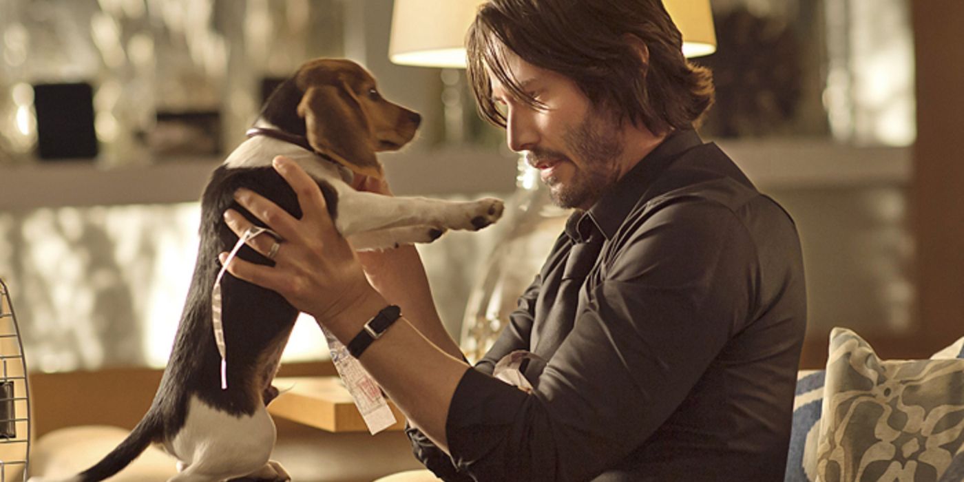 "John Wick: Ian McShane interpretando Winston no luxuoso Hotel Continental"
