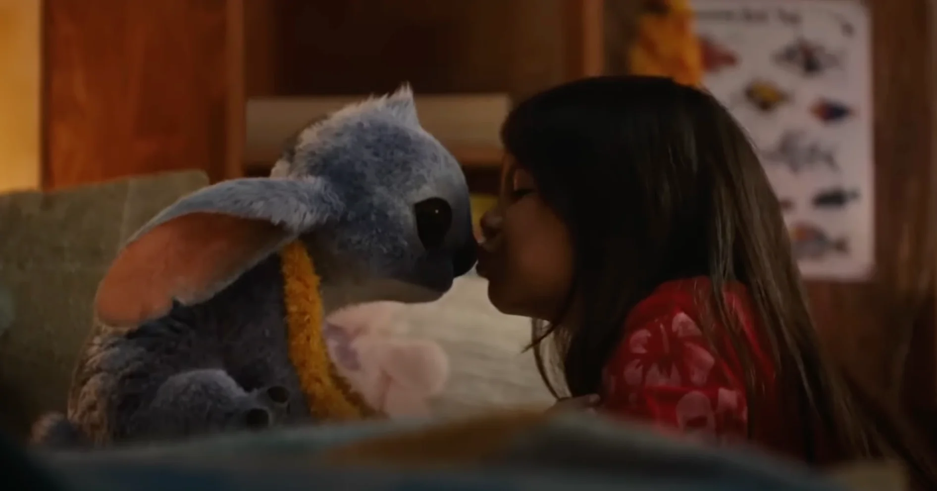"Lilo Stitch: pôster oficial colorido do filme live-action Disney com Stitch sorrindo e logo dourado"

