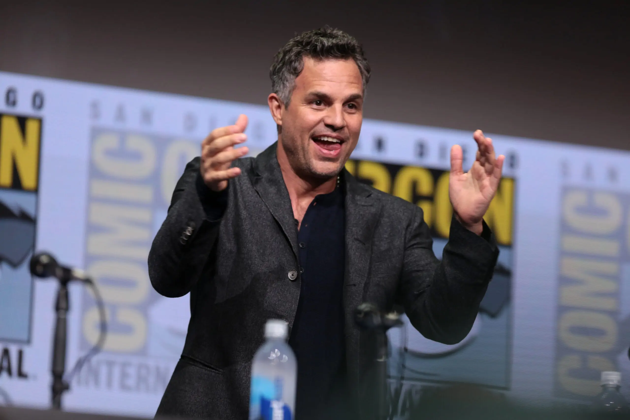"Hulk Selvagem: Mark Ruffalo como Bruce Banner em momento de transformação"
