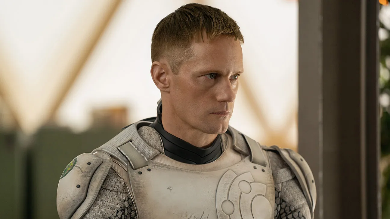 "Cena de ação da série Murderbot mostrando o androide protagonista enfrentando perigos enquanto sonha em assistir suas séries favoritas"
