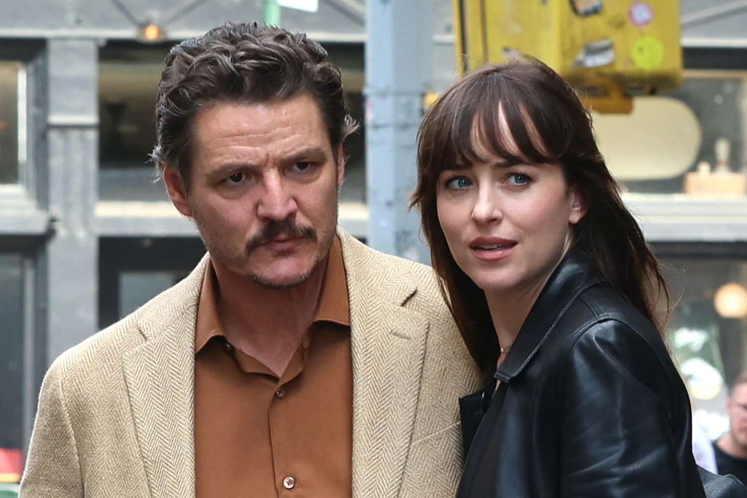 "Pedro Pascal: Ator chileno ao lado de Dakota Johnson em evento promocional"