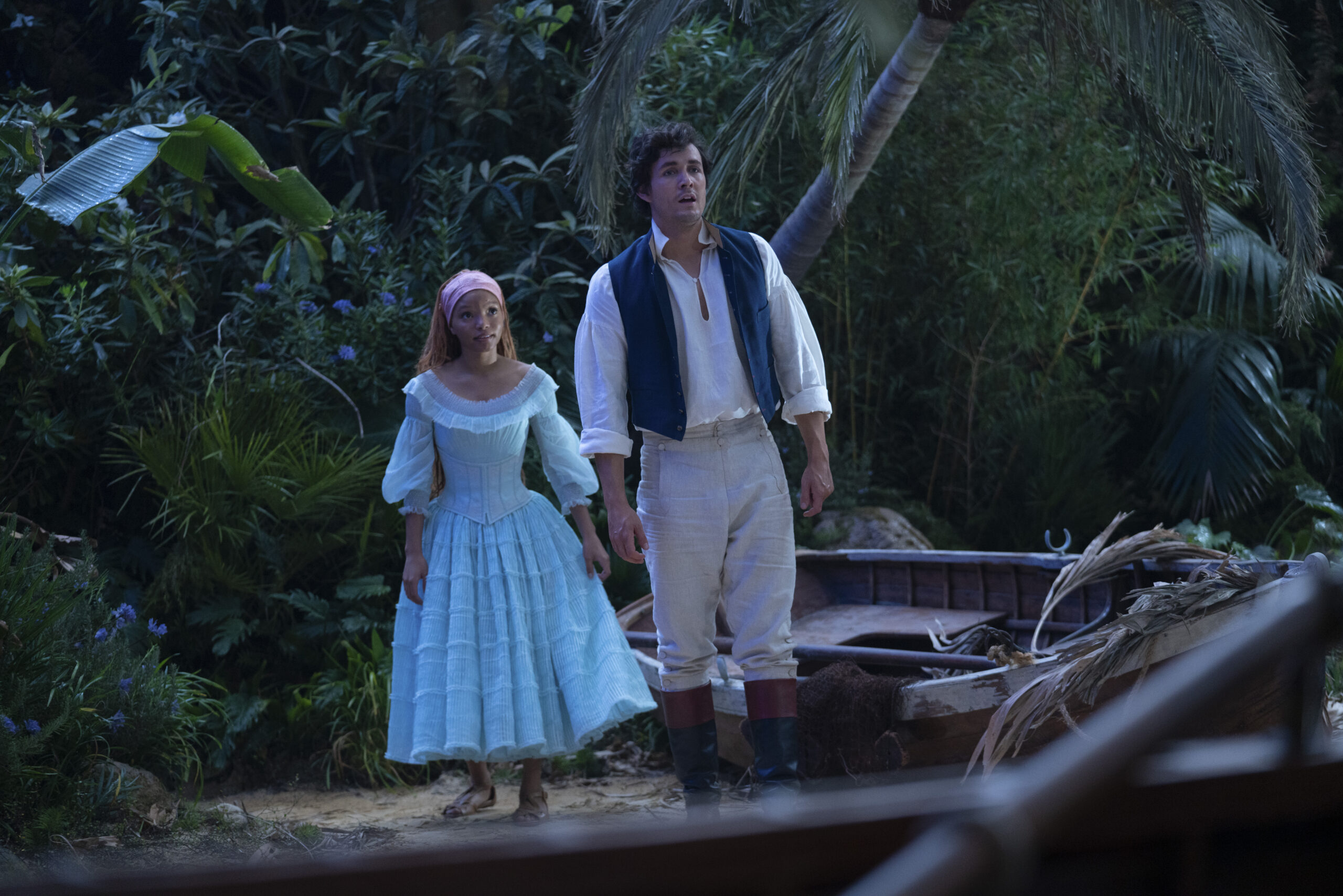 Halle Bailey como Ariel e Jonah Hauer-King como Príncipe Eric no live-action da Disney A PEQUENA SEREIA. Foto de Giles Keyte. © 2023 Disney Enterprises, Inc. Todos os direitos reservados.