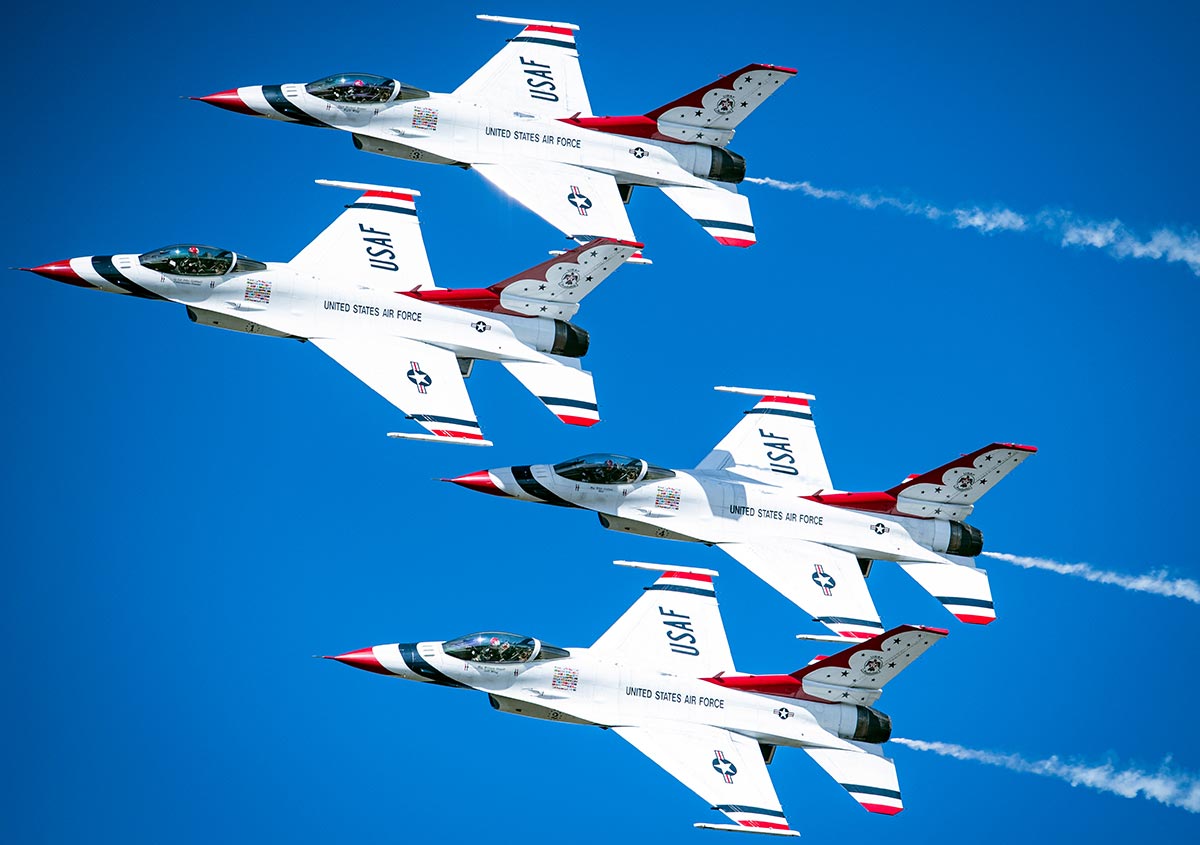 "Thunderbirds: esquadrilha de elite em formação perfeita com caças F-16C Fighting Falcon nos céus americanos"
