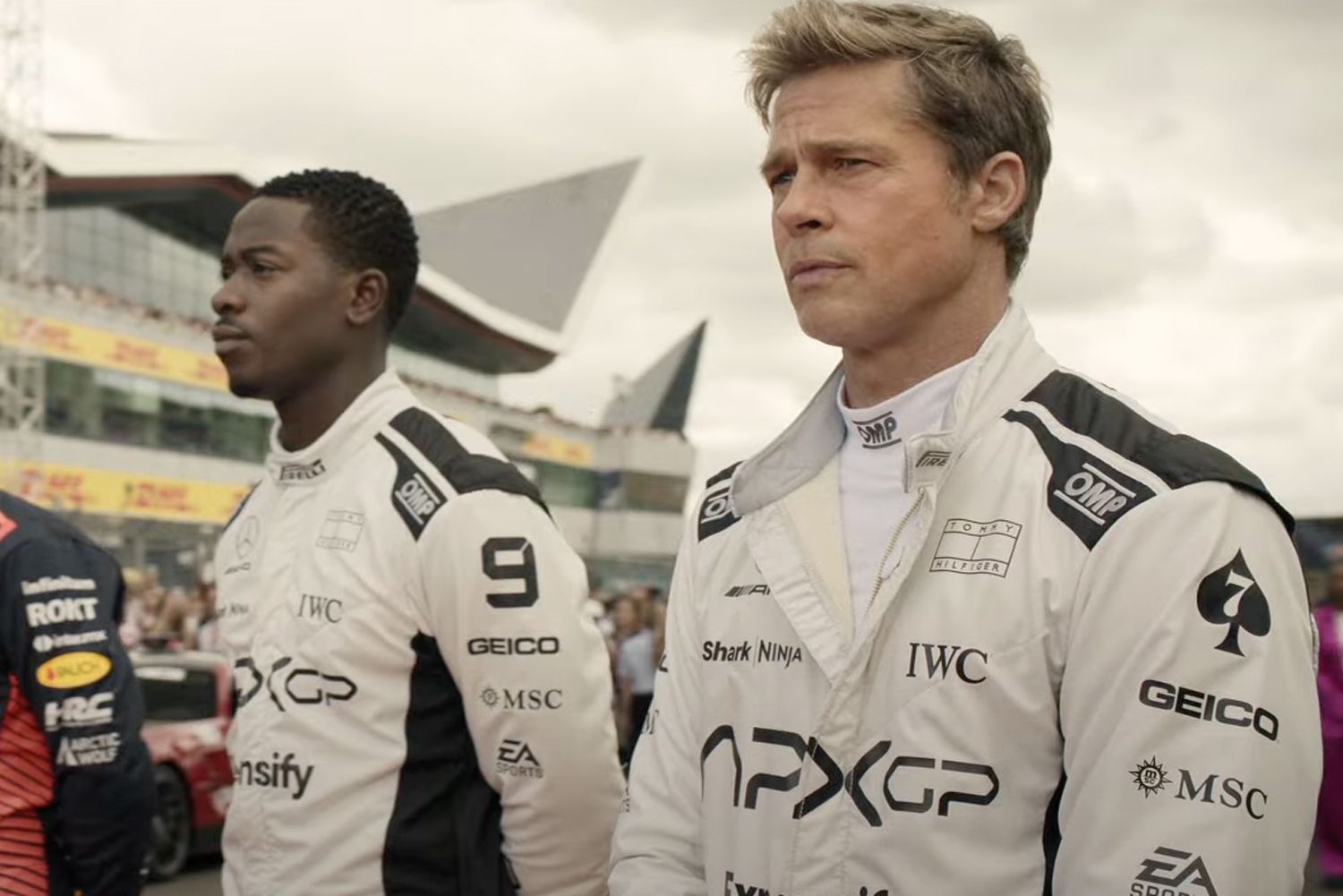 "Filme F1 Brad Pitt: o protagonista caracterizado como o piloto veterano Sonny Hayes em cena de ação nas pistas"
