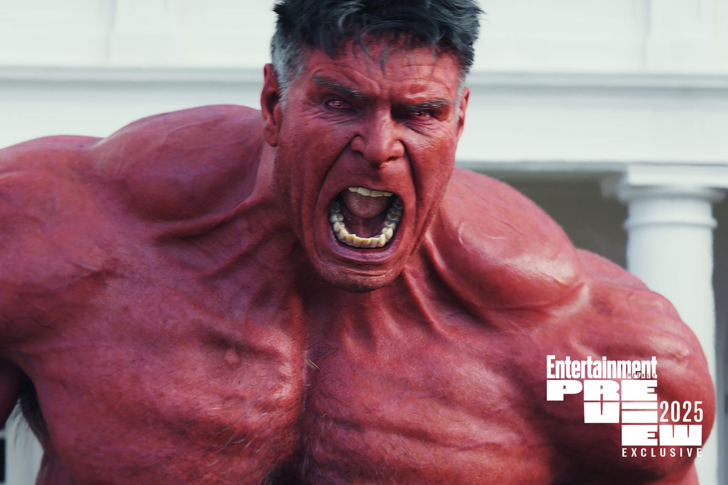 "Hulk Vermelho: comparação entre a versão dos quadrinhos com armas e a adaptação cinematográfica sem armamento"
