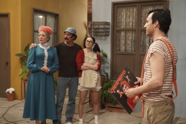 "Série Chespirito: Pablo Cruz como Roberto Bolaños nos bastidores"
