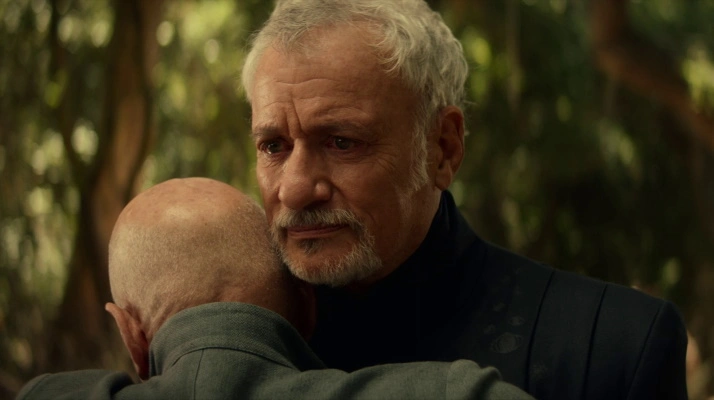 "Picard: Jean-Luc Picard vestindo uniforme vermelho da Frota Estelar em pose contemplativa"
