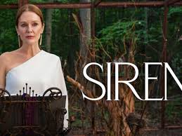 "Série Sereias: Julianne Moore interpreta a manipuladora socialite Michaela Kell na luxuosa mansão à beira-mar"
