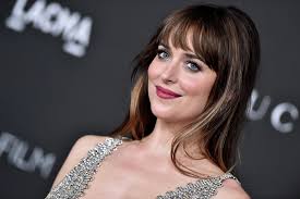 "Dakota Johnson: atriz em evento recente compartilhando experiências sobre sua carreira"
