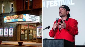 "Kevin Smith: diretor concedendo entrevista sobre futuro do cinema" 