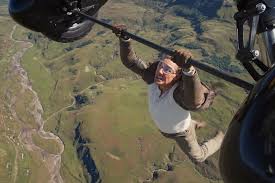 "Missão Impossível 8: pôster oficial destaca acrobacias aéreas de Tom Cruise"
