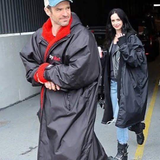 "Jessica Jones: Krysten Ritter volta ao MCU mantendo visual clássico da detetive com jaqueta de couro preta"
