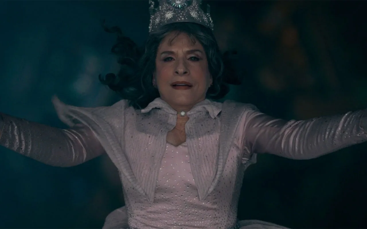 "Lilia: Patti Lupone caracterizada como poderosa bruxa de 450 anos na série Marvel"
