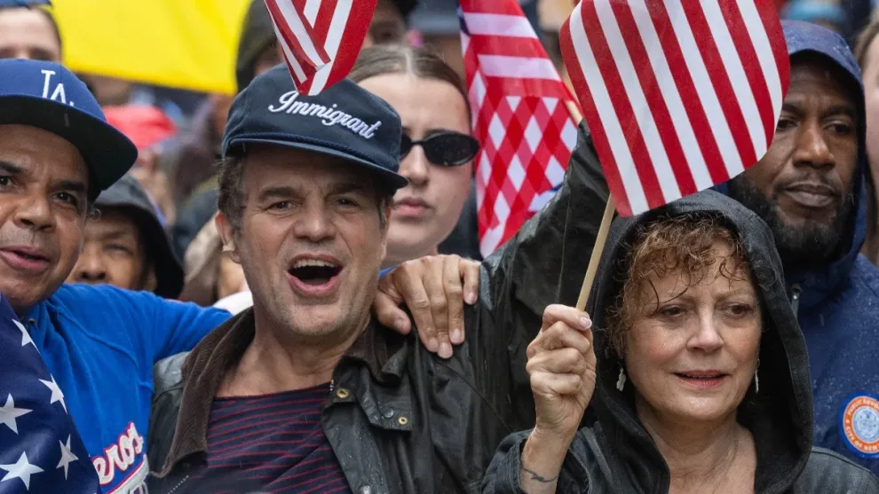 "Mark Ruffalo: ator discursa em manifestação política contra Trump em Nova York"
