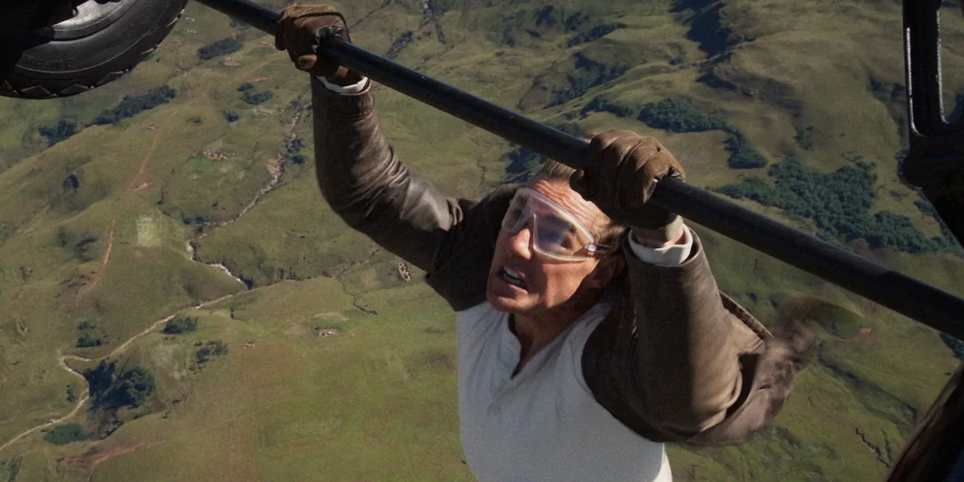 "Missão Impossível: Tom Cruise interpretando Ethan Hunt em sequência de ação épica"