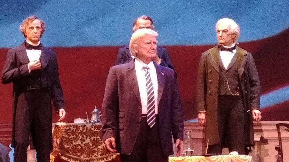 "Trump retorna: teatro lotado de visitantes assistindo apresentação histórica na Disney"
