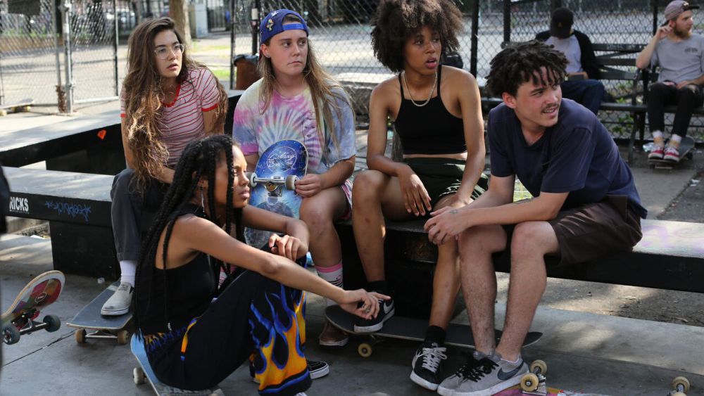 "Suburban Kings: Wolfgang Binder executando manobras de skate em pista californiense"
