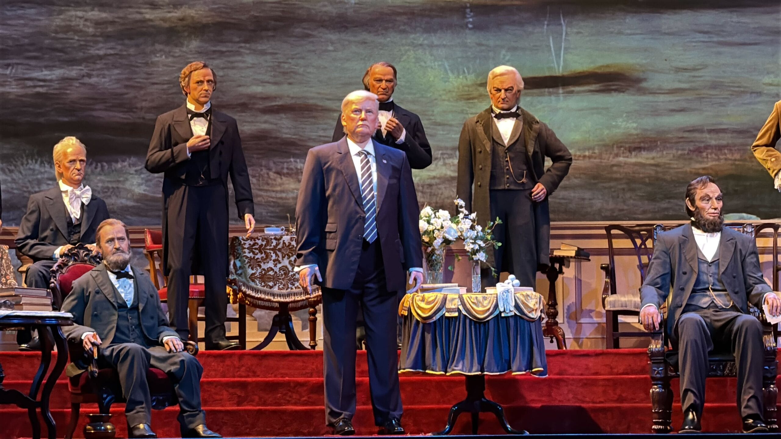 "Trump retorna: figura animatrônica presidencial no centro do palco do Hall dos Presidentes"
