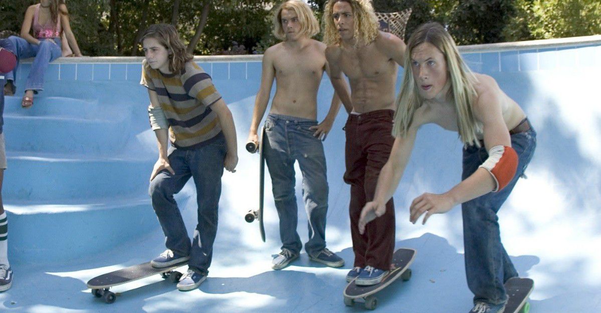 "Suburban Kings: Adolescentes skatistas em ambiente suburbano típico dos anos 1990"
